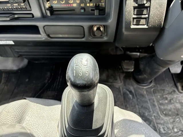 いすゞ エルフ PB-NKR81A(2WD)の写真32