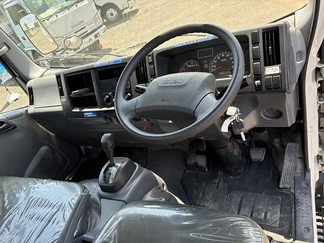いすゞ エルフ TPG-NLR85AR(2WD)の写真32