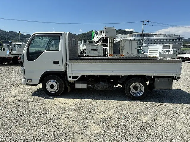 いすゞ エルフ 2RG-NJR88A(2WD)の写真4