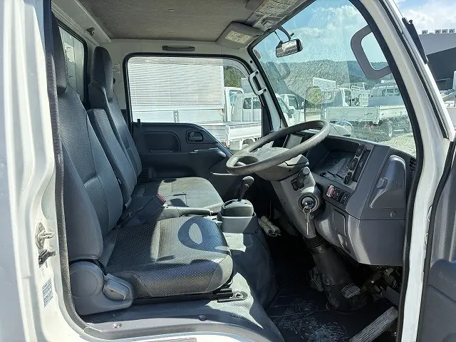 いすゞ エルフ 2RG-NJR88A(2WD)の写真30