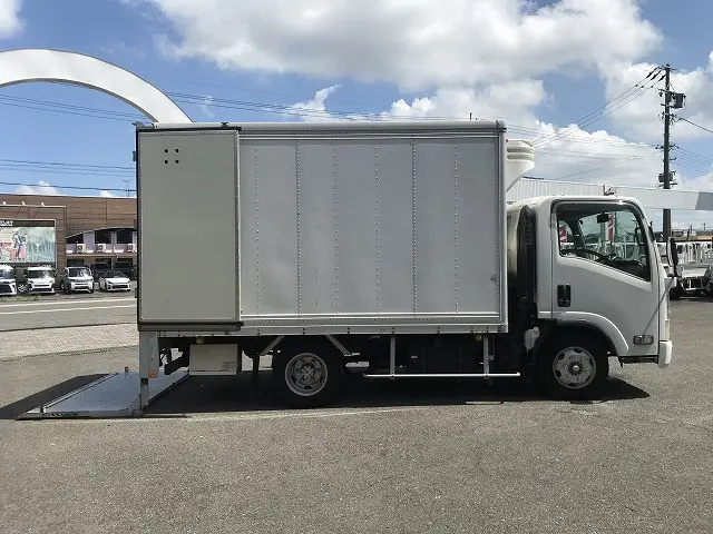いすゞ エルフ BKG-NPR85AN(2WD)の写真15