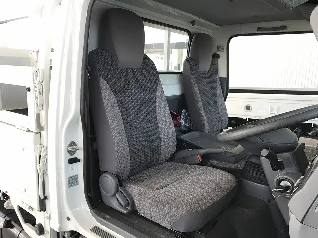 いすゞ エルフ 2RG-NKR88A(2WD)の写真33