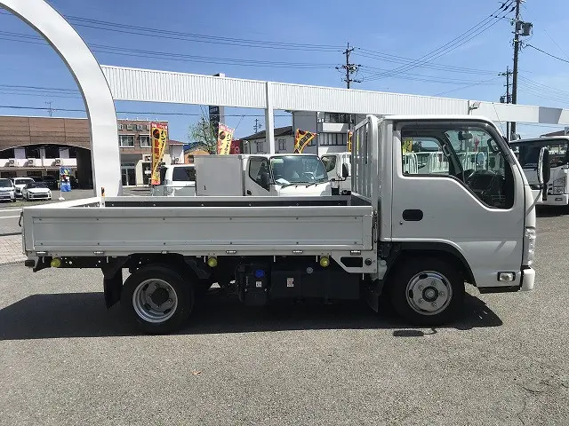 いすゞ エルフ 2RG-NHR88A(2WD)の写真8
