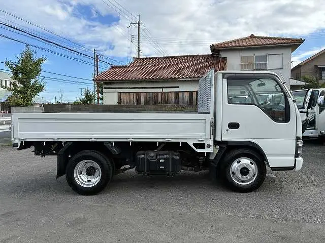 いすゞ エルフ PB-NKR81A(2WD)の写真5