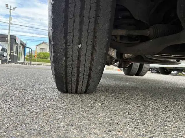いすゞ エルフ PB-NKR81A(2WD)の写真32