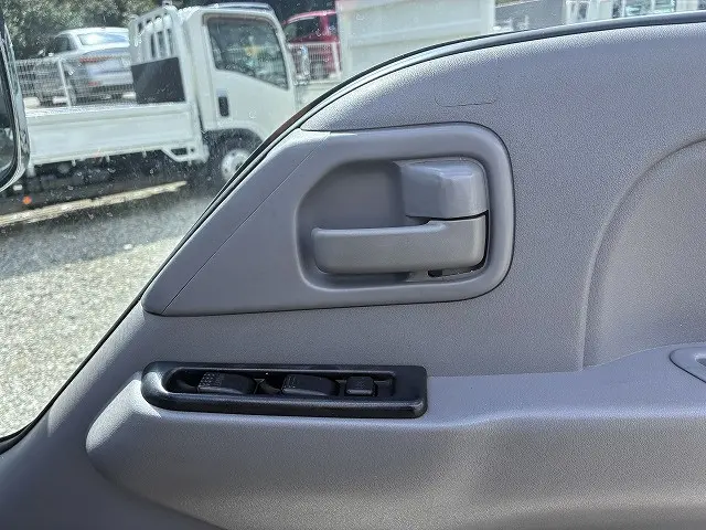 日産 アトラス PB-AKR81A(2WD)の写真32