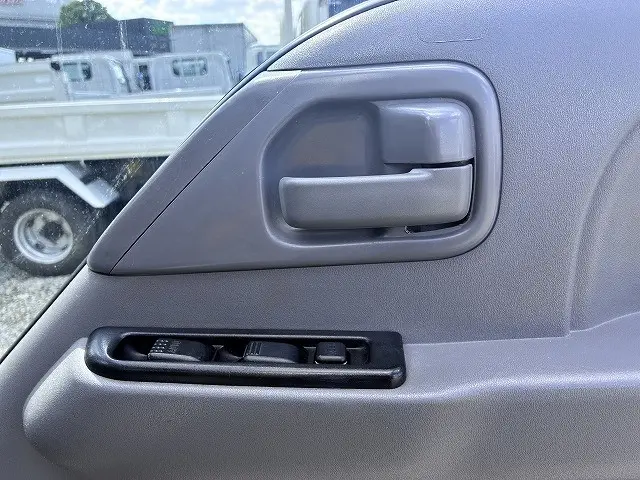 いすゞ エルフ KR-NHR69N(2WD)の写真40