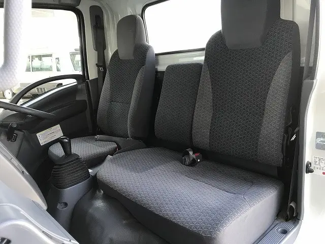 いすゞ エルフ 2RG-NMR88R(2WD)の写真35