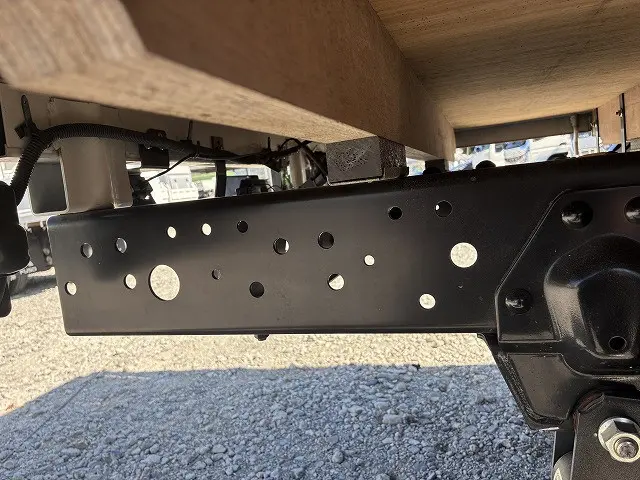 いすゞ エルフ 2TG-NJR88AF(2WD)の写真45
