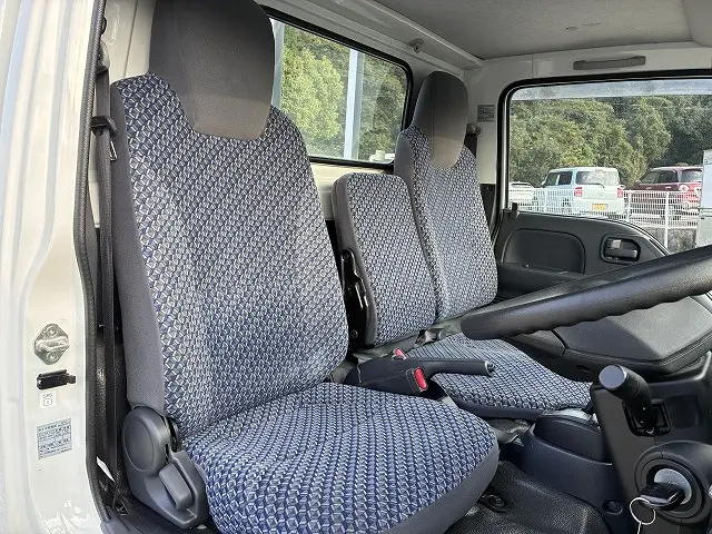 いすゞ エルフ 2RG-NHR88A(2WD)の写真29