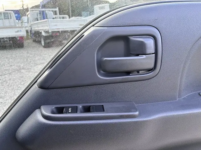 いすゞ エルフ 2RG-NHR88A(2WD)の写真40