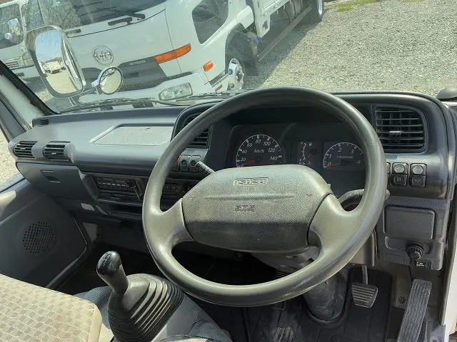 いすゞ エルフ PB-NKR81A(2WD)の写真32