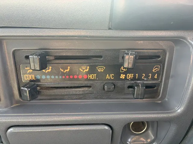 いすゞ エルフ PB-NKR81A(2WD)の写真34