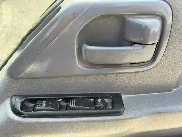 いすゞ エルフ PB-NKR81A(2WD)の写真39