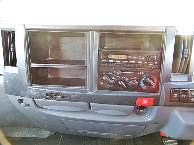 いすゞ エルフ TKG-NJR85AD(2WD)の写真14