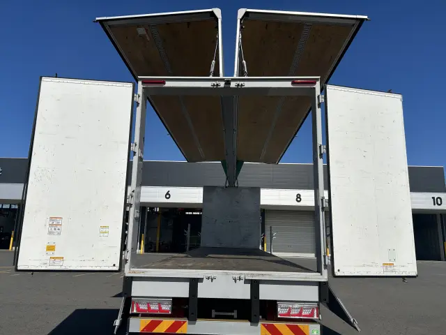 いすゞ ギガ 2PG-CYL77Cの写真7