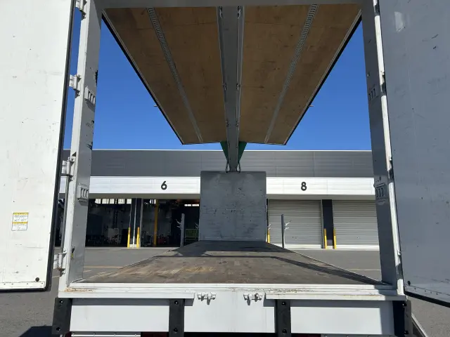 いすゞ ギガ 2PG-CYL77Cの写真12