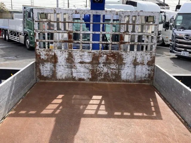 いすゞ フォワード LKG-FTR90T2(2WD)の写真8