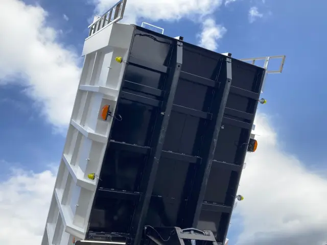 日野 プロフィア 2DG-FS1AJE(6x4)の写真16