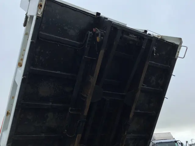 いすゞ エルフ 2PG-NPR88YN(2WD)の写真12