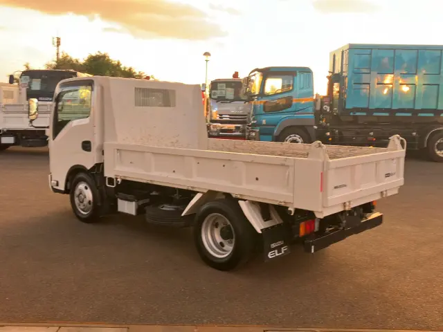 いすゞ エルフ 2RG-NKR88AT(2WD)の写真4