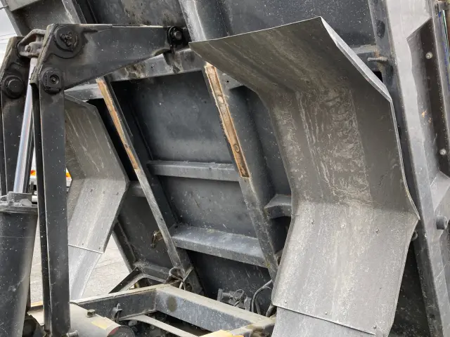 いすゞ フォワード TKG-FRR90S2(2WD)の写真13