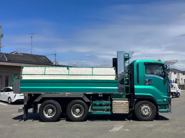 いすゞ ギガ 2PG-CXZ77CT(6x4)の写真8