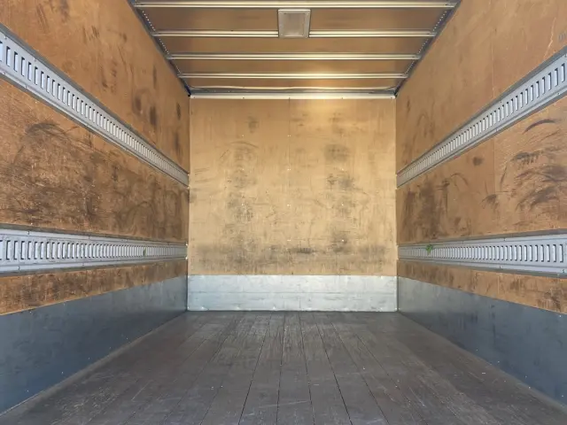 いすゞ エルフ TRG-NLR85AN(2WD)の写真8