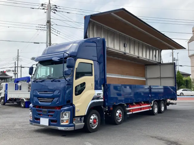 いすゞ ギガ 2PG-CYJ77D(8x4)の写真1