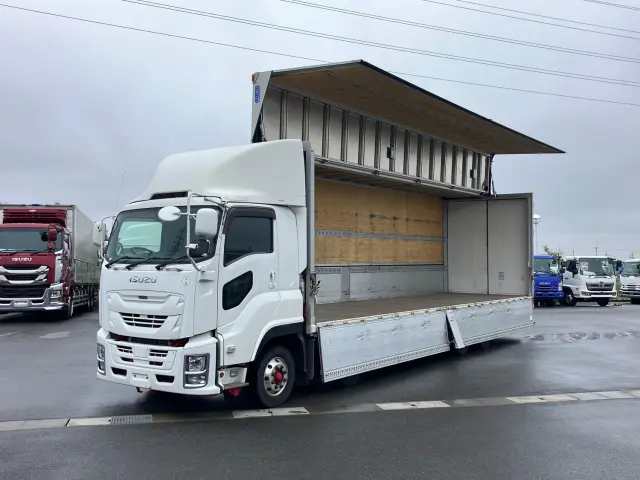 いすゞ ギガ 2PG-CYJ77C(8x4)の写真1