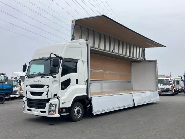 いすゞ ギガ 2PG-CYJ77D(8x4)の写真1