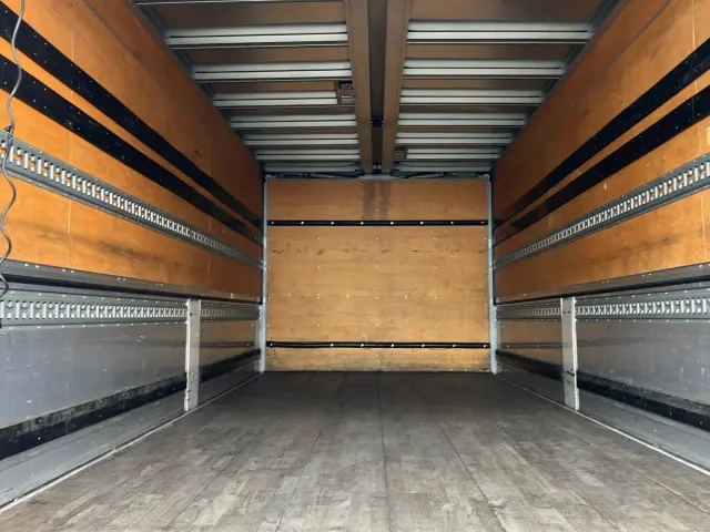 いすゞ フォワード LKG-FTR90T2(2WD)の写真10