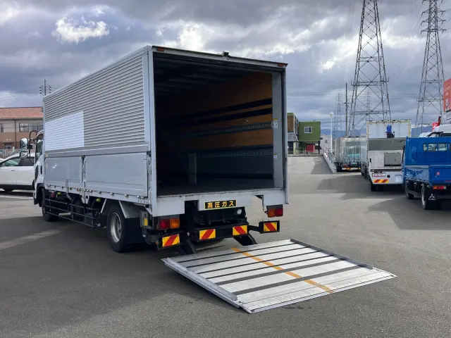 いすゞ フォワード LKG-FTR90T2(2WD)の写真15