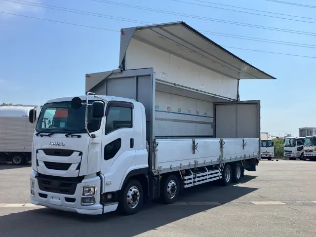 いすゞ ギガ 2PG-CYJ77C(8x4)の写真1