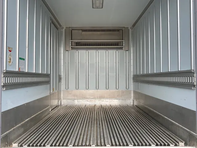 三菱 キャンター 2RG-FEAV0(2WD)の写真8