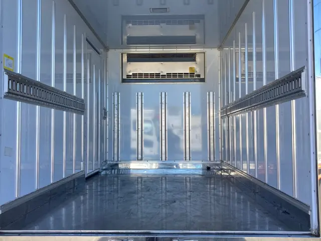 三菱 キャンター 2PG-FBAV0(2WD)の写真8