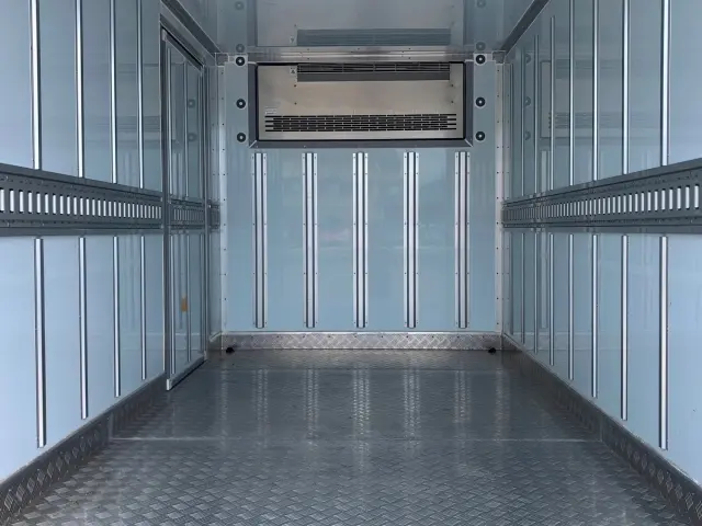 三菱 キャンター 2RG-FBAV0(2WD)の写真8