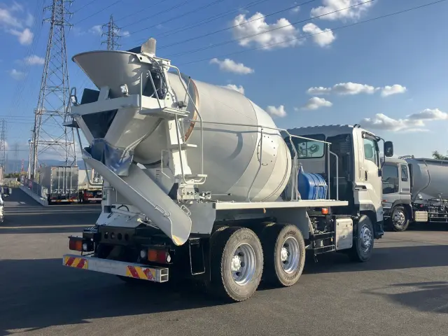 いすゞ ギガ 2KG-CXZ77CT(6x4)の写真3