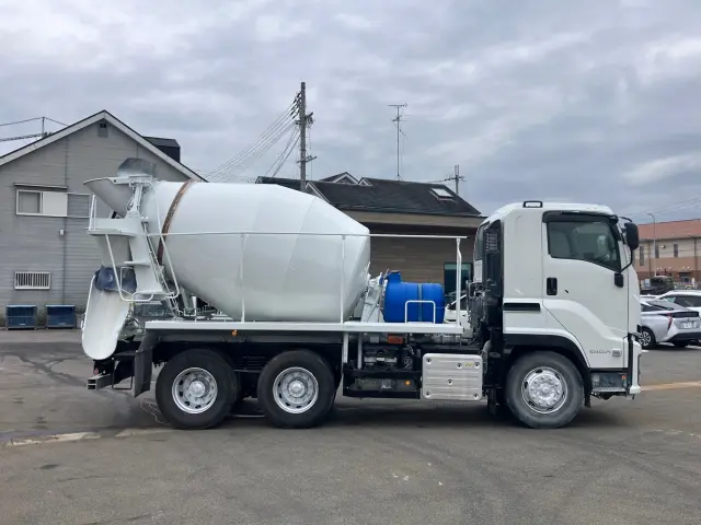 いすゞ ギガ 2KG-CXZ77CT(6x4)の写真6