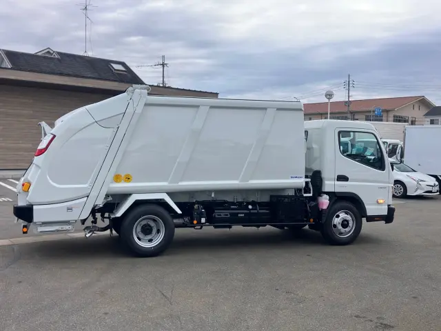 三菱 キャンター 2PG-FEB90(2WD)の写真6