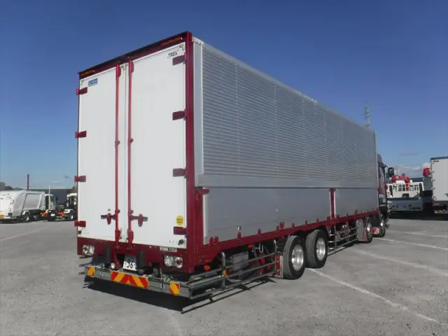 いすゞ ギガ QKG-CYJ77B(8x4)の写真9