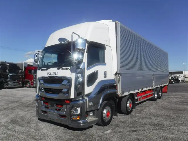 いすゞ ギガ 2PG-CYJ77C(8x4)の写真1