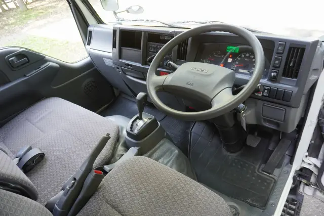 いすゞ エルフ 2RG-NHR88A(2WD)の写真3