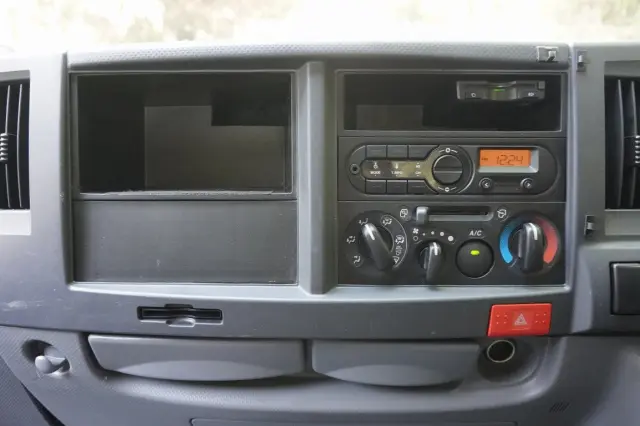 いすゞ エルフ 2RG-NHR88A(2WD)の写真40