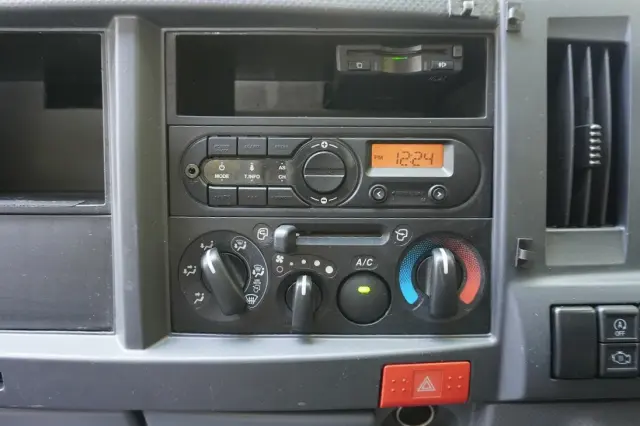 いすゞ エルフ 2RG-NHR88A(2WD)の写真41