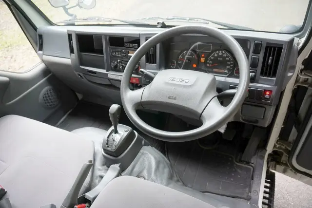 いすゞ エルフ TRG-NHR85A(2WD)の写真3