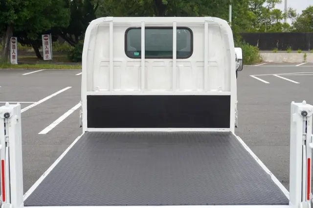 いすゞ エルフ TRG-NHR85A(2WD)の写真5