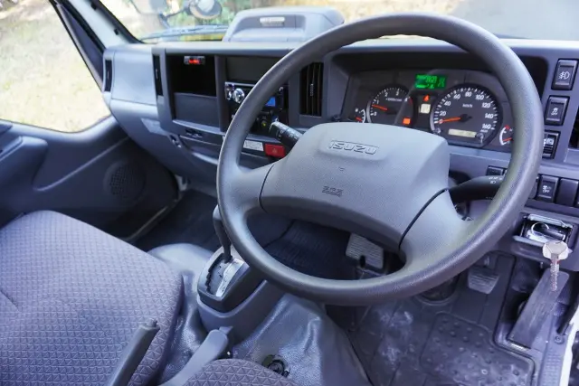 いすゞ エルフ 2RG-NHR88A(2WD)の写真3