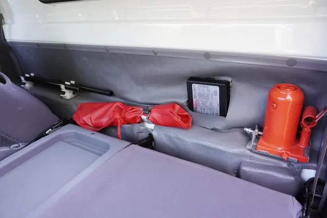 いすゞ エルフ 2RG-NHR88A(2WD)の写真48