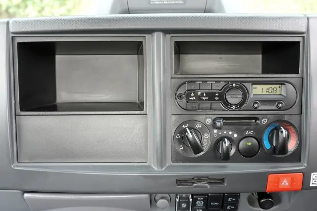 いすゞ エルフ 2RG-NPR88N(2WD)の写真43
